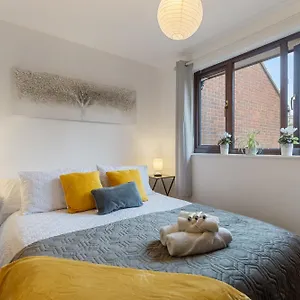 Short At Claire Place Apartment